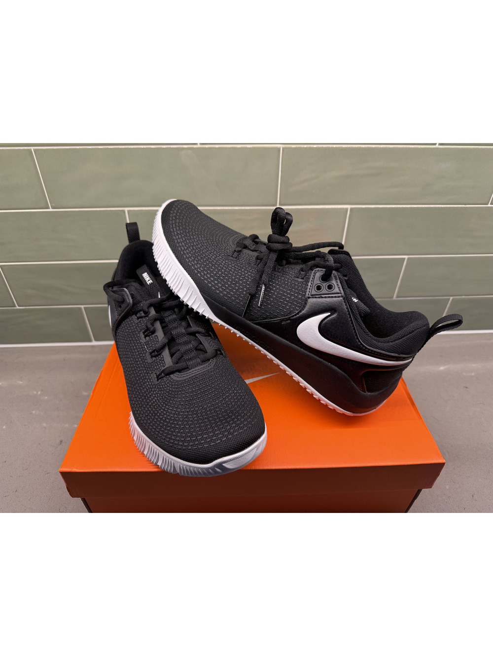 8.5 Nike Womens Hyperace 2 Low Top Volleyball Court Shoes Black/White